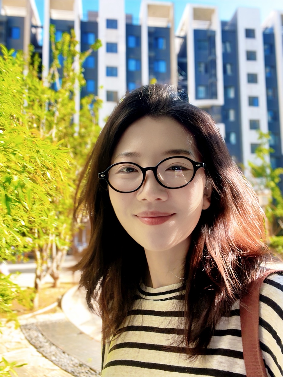晓莉在阳光下的照片